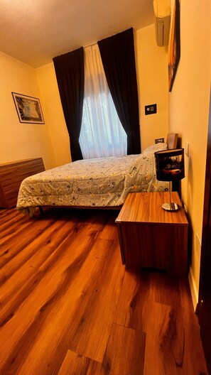 1 dormitorio, tabla de planchar con plancha, wifi y ropa de cama