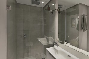 Bruser, hårtørrer, håndklæder, Sæbe