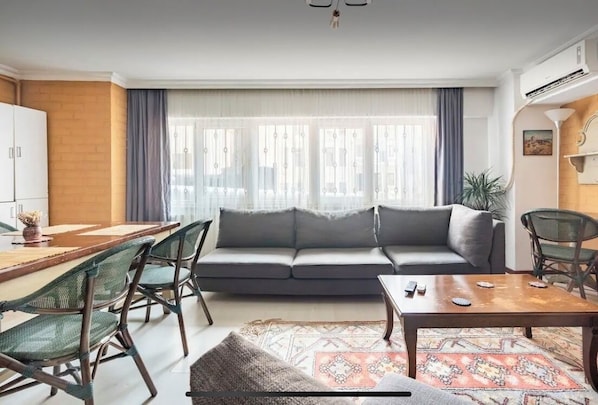 Living area - Retro 1+1 apartment in istiklal avenue with AC, WiFi (Istanbul)