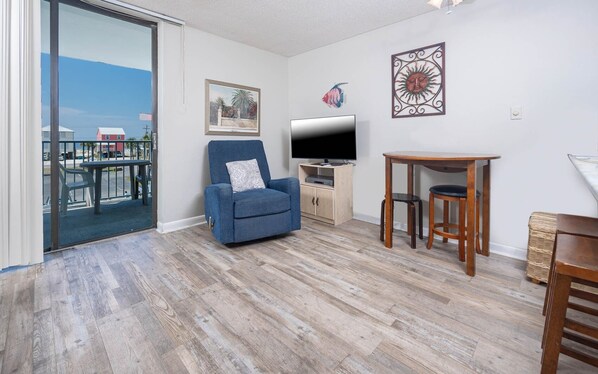Condo, 1 Bedroom | Living area