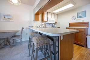 Condo, 1 Bedroom | Private kitchen | Fridge, oven, coffee/tea maker