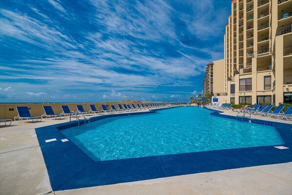 Appart'hôtel, 3 chambres | Piscine | Piscine couverte, piscine extérieure