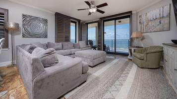 Condo, 3 phòng ngủ | Khu phòng khách