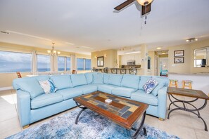 Condo, 3 Bedrooms | Living area