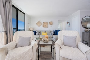 Condo, 2 chambres | Aire de séjour