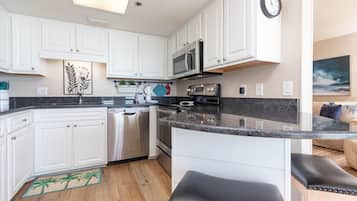 Condo, 1 habitación | Cocina privada | Refrigerador, horno y cafetera y tetera