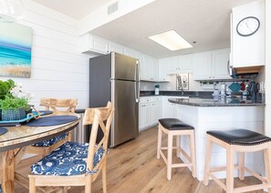 Condo, 1 habitación | Cocina privada | Refrigerador, horno y cafetera y tetera 