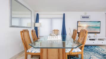 Condo, 3 Bedrooms | Dining