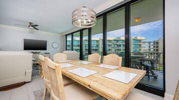 Condo, 2 Bedrooms | Tempat makan