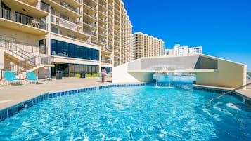 Una piscina techada, una piscina al aire libre