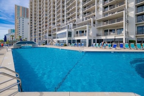 Apartamento, 2 habitaciones | Piscina | Una piscina cubierta, una piscina al aire libre