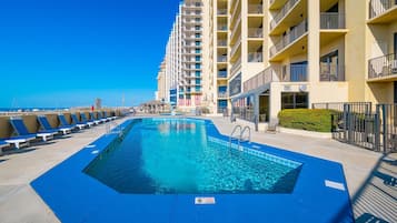 Apartamento, 3 habitaciones | Piscina | Una piscina cubierta, una piscina al aire libre