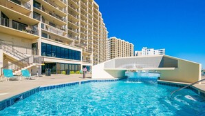Une piscine avec un bâtiment moderne en arrière-plan.