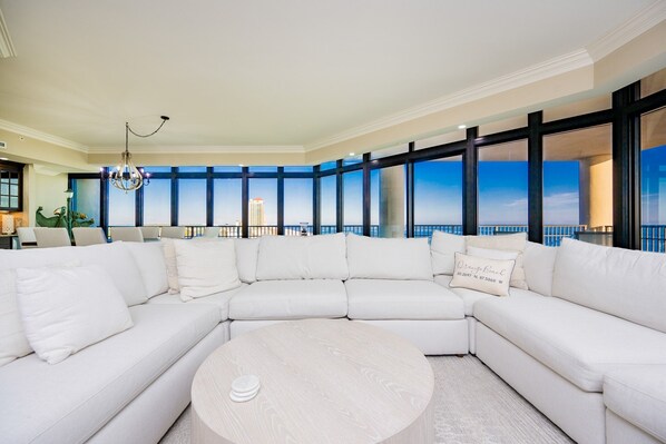 コンドミニアム 4 ベッドルーム | リビング エリア