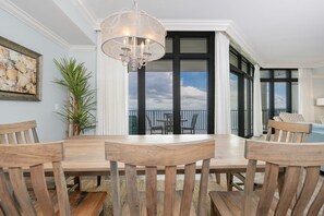 콘도, 침실 3개 | 다이닝