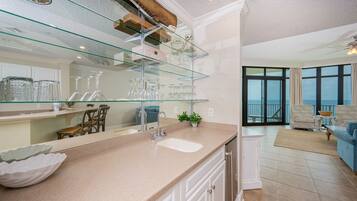 Condo, 3 Bedrooms | Interior