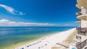 Condo, 3 habitaciones | Playa | En la playa