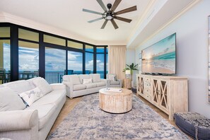 Condo, 3 Bedrooms | Living area