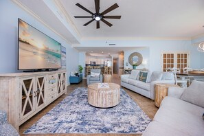 Condo, 3 quartos | Área de estar