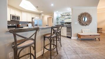 Condo, 3 Bedrooms | Interior