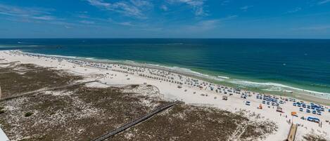 Condo, 3 habitaciones | Playa | En la playa