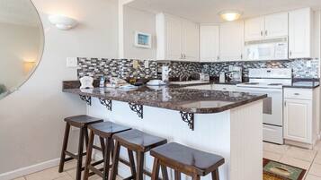 Condo, 1 Bedroom | Private kitchen | Fridge, oven, coffee/tea maker