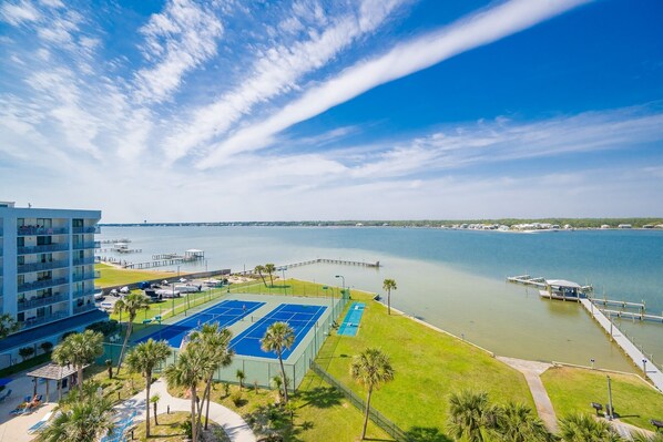 Un hôtel doté d’un court de tennis, d’un quai et offrant une vue sur l’eau.