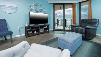 Condo, 2 Bedrooms | Ruang tamu