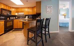Condo, 2 quartos | Cozinha privada | Geladeira, fogão, cafeteira/chaleira