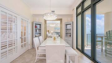 Kondominium, 3 kamar tidur | Tempat makan