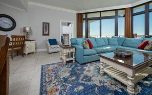 Condo, 3 quartos | Área de estar