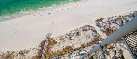 Condo, 3 habitaciones | Playa | En la playa