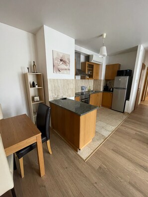 Køleskab, mikrobølgeovn, ovn, kogeplade