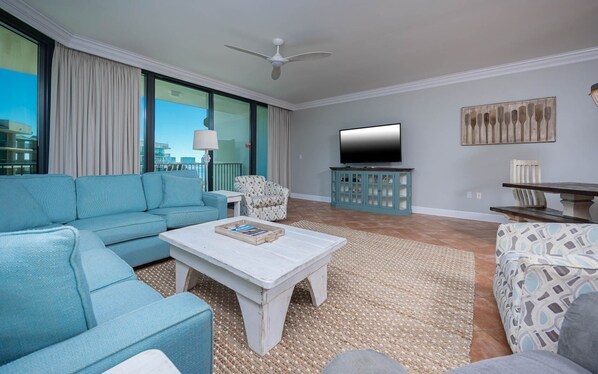 Condo, 3 Bedrooms | Living area