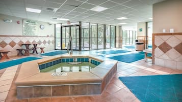 Apartamento, 3 habitaciones | Piscina | Una piscina cubierta, una piscina al aire libre