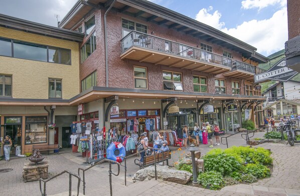 Un immeuble à plusieurs étages doté d’un espace commercial au rez-de-chaussée, d’un balcon et d’une enseigne indiquant la présence d’un restaurant.