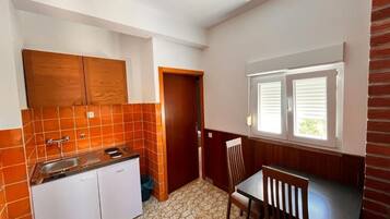 Departamento (Apartment with Balcony and Sea View 1) | Cocina privada | Refrigerador