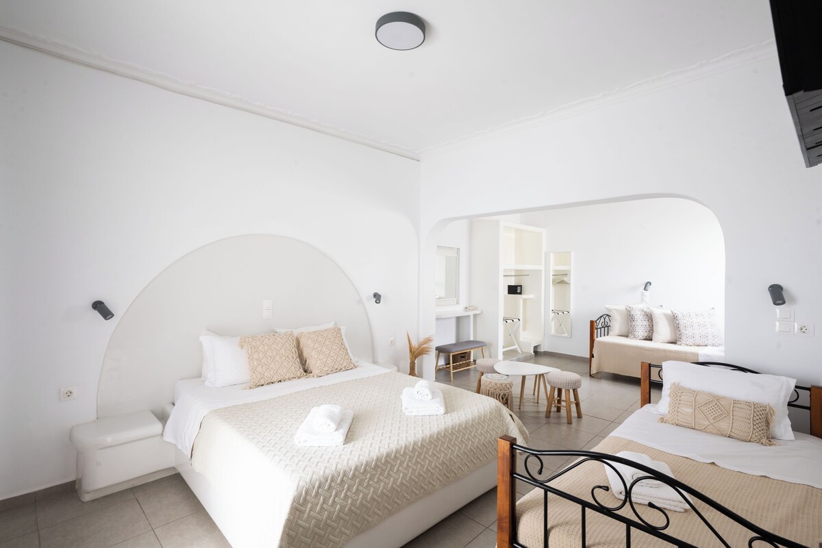 Family room with sea view - R10