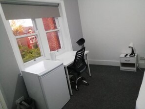 Standard Single Room (Shared) | Meja, seterika/papan seterika, Wi-fi percuma, cadar katil 