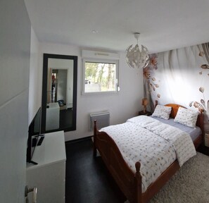 4 bedrooms, iron/ironing board, travel cot, WiFi