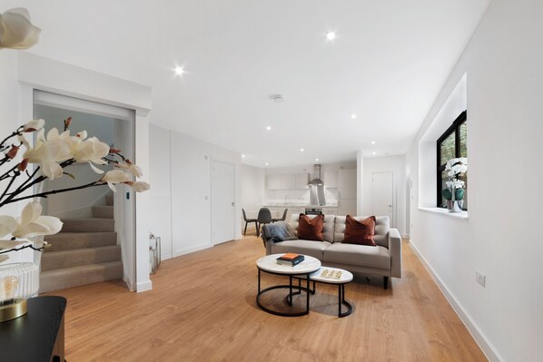House | Living area | TV - Modern Townhouse, Close to 02,excel, 5mins to Tube (London)