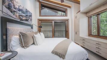 3 habitaciones, escritorio, tabla de planchar con plancha y wifi