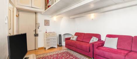 32-tums platt-tv med kabelkanaler