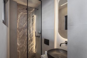 Apartament exclusiu, balcó, vistes a la ciutat | Bany | Dutxa, articles de tocador gratuïts, assecador de cabells i tovalloles
