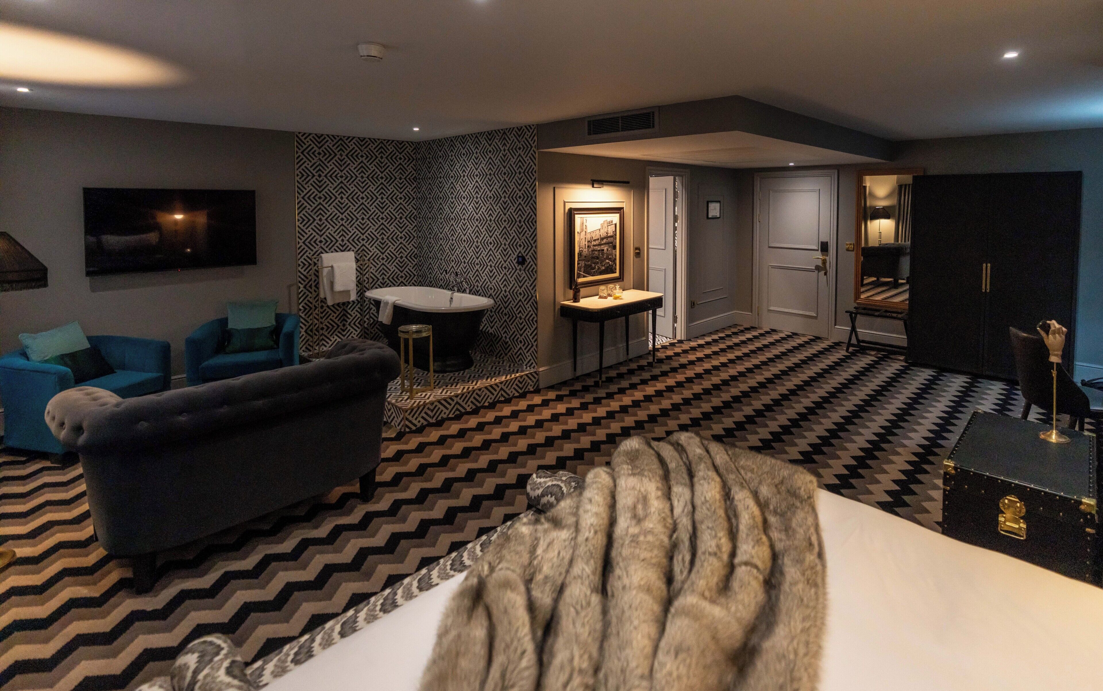 Directors Suite | Egyptian cotton sheets, premium bedding, pillowtop beds, minibar