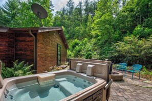 Outdoor spa tub - Tranquil 1BD/2BA Cabin Hot Tub-Scrn Porch-Fire Pit (Pigeon Forge)