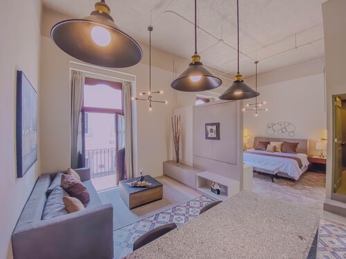 Incredible suite with WiFi, Kitchen, living room, King Bed, balcony in Puebla
