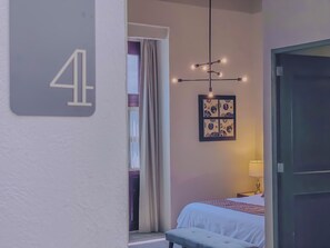 1 室のベッドルーム、デスク、WiFi、ベッドシーツ