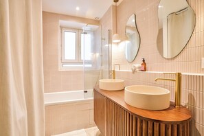 Shower, towels, soap, toilet paper - Sublime Apartment 125m2, Center of Paris (Paris)