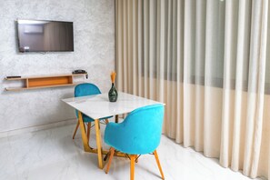 Family Triple Room | Bathroom | Shower, rainfall showerhead, designer toiletries, hair dryer